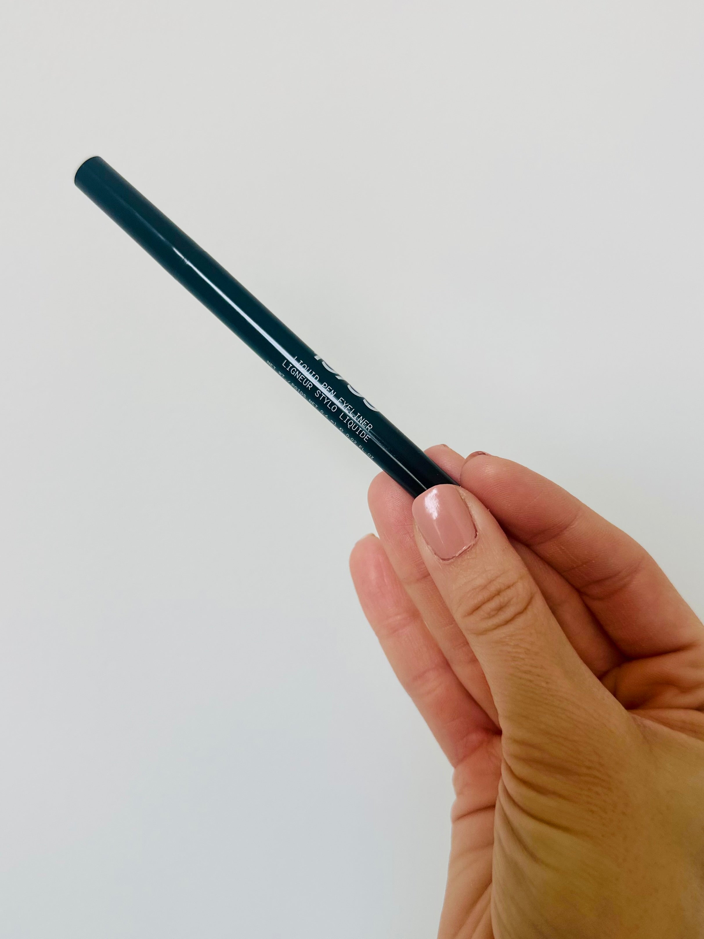Long-Wear Precision Liquid Eyeliner | Smudge-Proof Ultra-Fine Felt Tip
