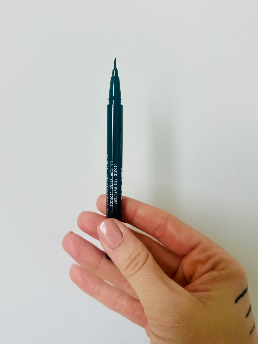 Long-Wear Precision Liquid Eyeliner | Smudge-Proof Ultra-Fine Felt Tip